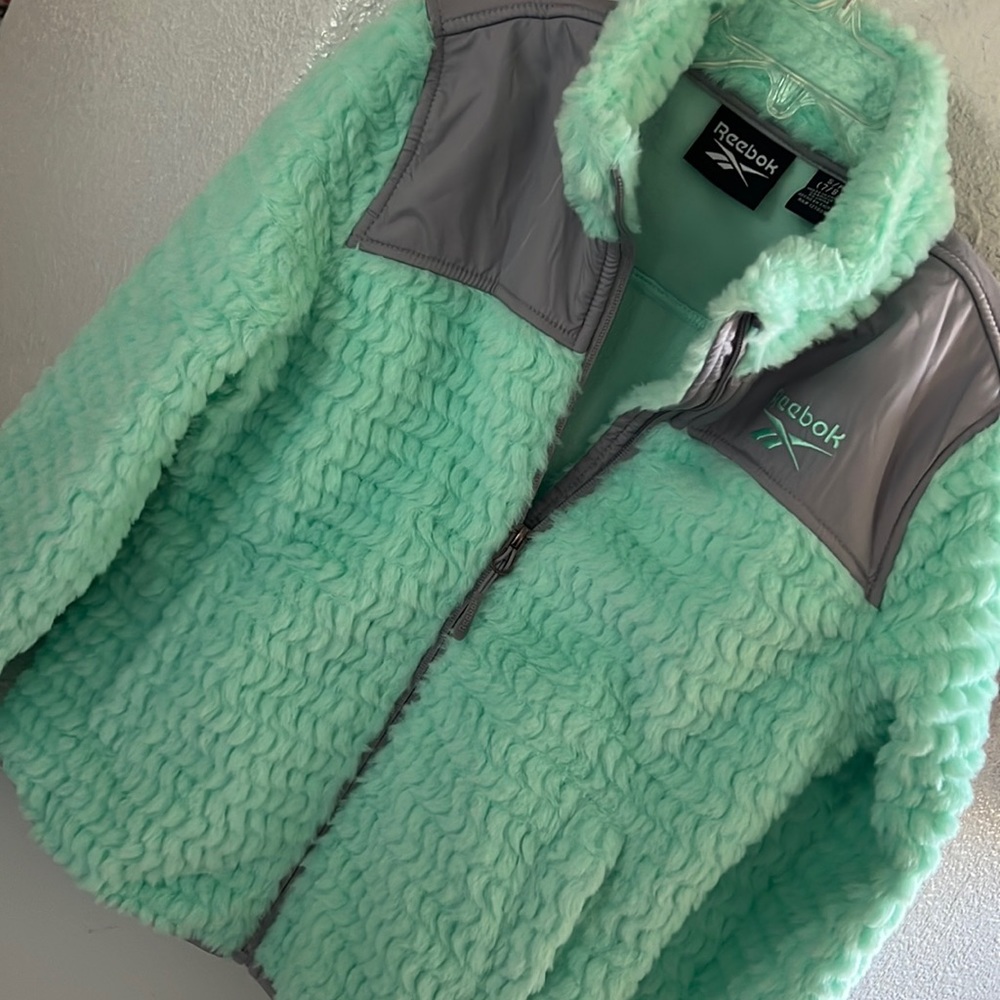 Reebok Jacket Girl’s size 7/8 💚🤍